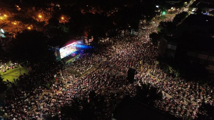 Lee más sobre el artículo Una multitud ovacionó a “Los Nocheros” en el cumpleaños de Avellaneda