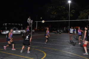 Lee más sobre el artículo Con más de 50 equipos, arrancó el Torneo de Voley interbarrial en Avellaneda