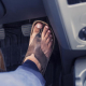 Seguridad vial: por qué es peligroso manejar en ojotas o sandalias