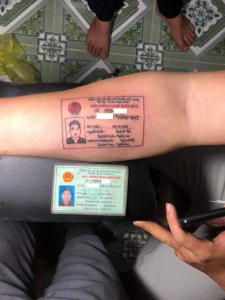 Lee más sobre el artículo Como siempre se lo olvidaba en casa, se tatuó el DNI en el antebrazo