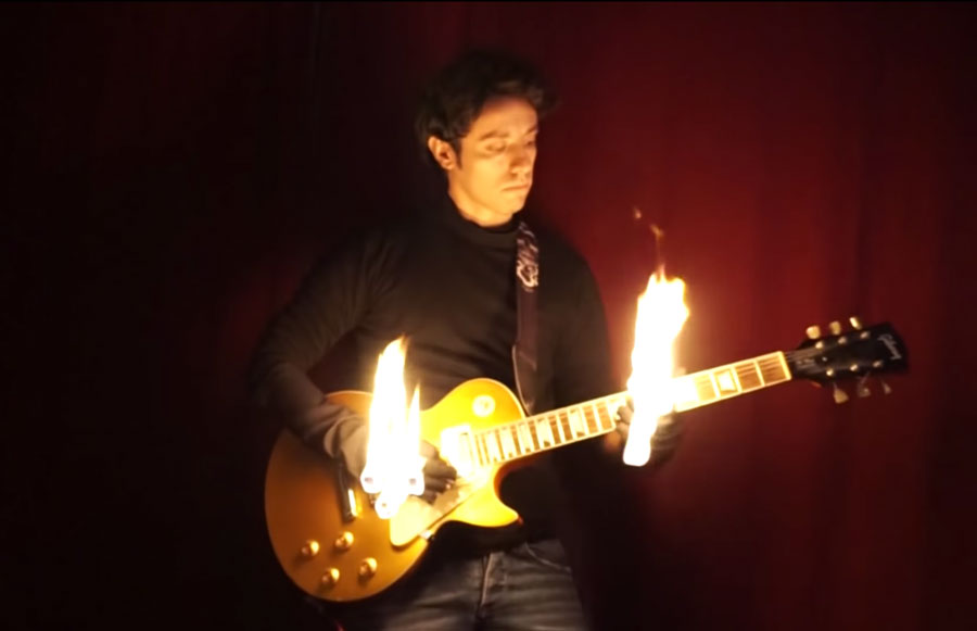 Lee más sobre el artículo Toca un increíble solo de guitarra con las manos en llamas