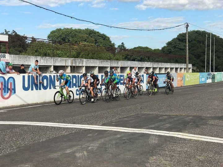Lee más sobre el artículo Participaron 70 ciclistas en la competencia de Avellaneda