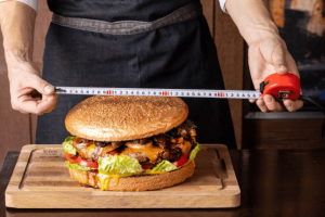 Lee más sobre el artículo Lanzan en Japón una hamburguesa de USD 900 para honrar al nuevo emperador