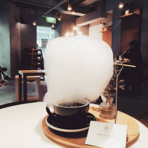 Lee más sobre el artículo Esta taza de café gigante viene con una nube que llueve azúcar