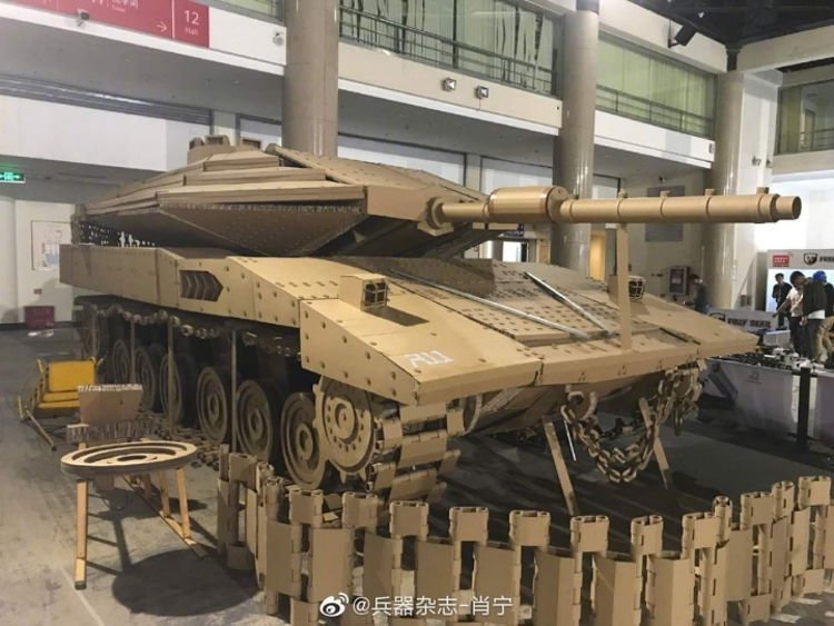 Lee más sobre el artículo Construyen una réplica de cartón tamaño natural de un tanque de guerra
