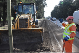 Lee más sobre el artículo Avellaneda realiza limpieza de la ciclovía sobre Ruta 11