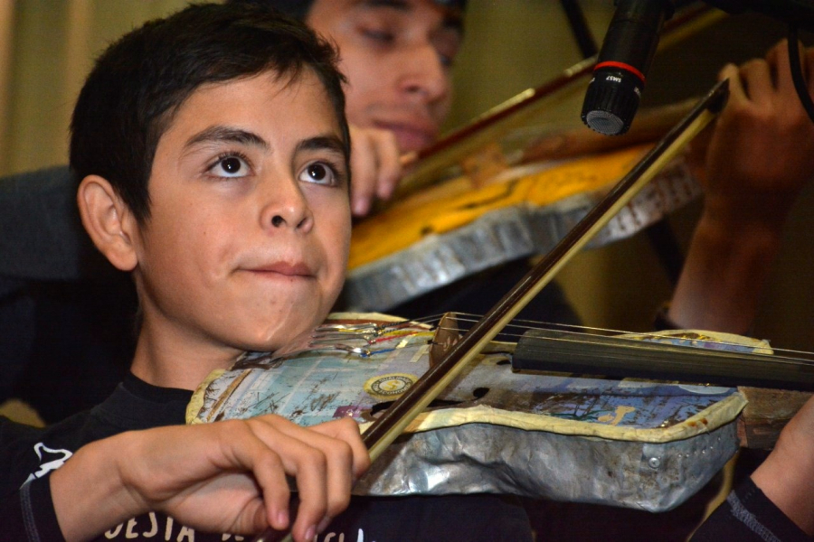 Lee más sobre el artículo La orquesta juvenil de instrumentos reciclados conmovió a reconquista