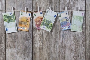 Lee más sobre el artículo Quiso comprar un auto con dinero falso impreso en su casa