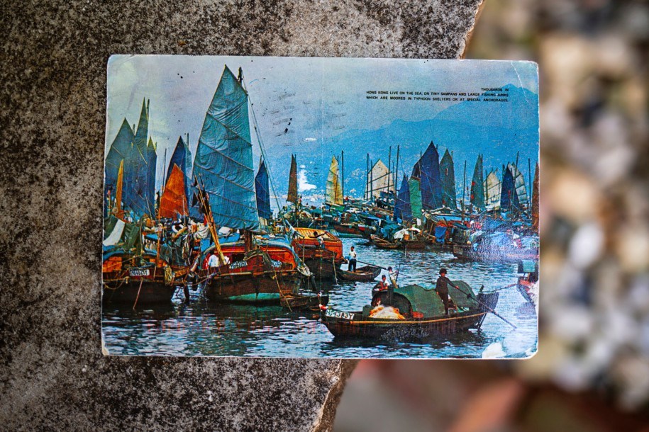 Lee más sobre el artículo Mujer de Illinois recibe una misteriosa postal de Hong Kong enviada hace 26 años