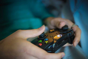 Lee más sobre el artículo Saca a su hijo de la escuela para que pueda concentrarse a tiempo completo en los videojuegos