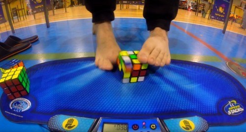 Lee más sobre el artículo Resuelven cubos Rubik en pocos segundos… ¡con los pies!