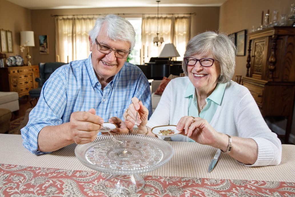 Lee más sobre el artículo Esta pareja ha estado comiendo su pastel de bodas durante casi 50 años