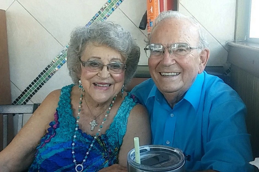 Lee más sobre el artículo Esta adorable pareja lleva casi 70 años vistiéndose igual