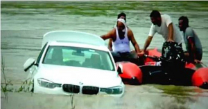 Lee más sobre el artículo Tiró al río el BMW que le regalaron sus padres porque no le gustaba la marca
