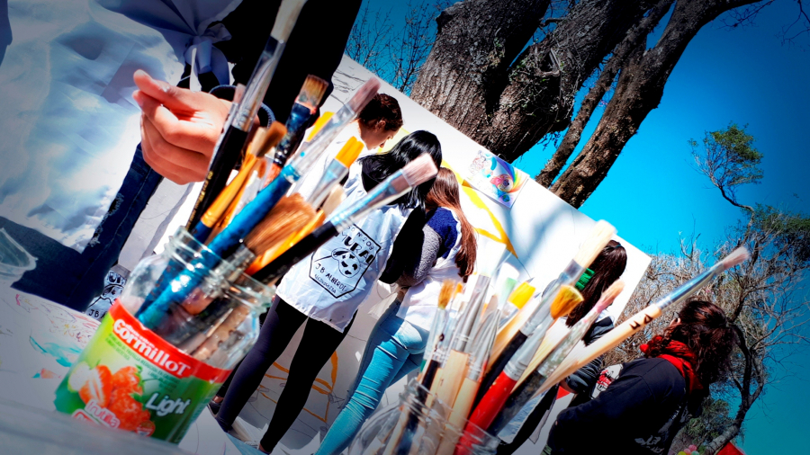 Lee más sobre el artículo Estudiantina Olímpica: la plaza se llenó de muralistas