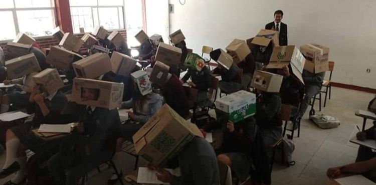 Lee más sobre el artículo Les puso cajas de cartón en la cabeza a sus estudiantes para que no se copien