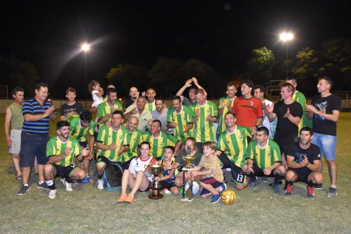 Lee más sobre el artículo Fútbol Senior: Juventud de Itatí y Santa Ana ganaron las copas de Oro y Plata