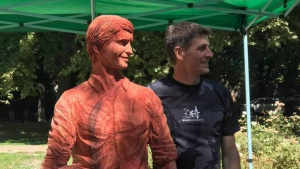 Lee más sobre el artículo Tomas Franzoi sigue sorprendiendo al mundo con sus esculturas en madera