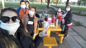 Lee más sobre el artículo Grupo de jóvenes asiste a las personas mayores con desayuno