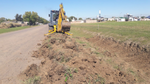 Lee más sobre el artículo Avanza el mantenimiento de desagües pluviales en zona rural de Avellaneda