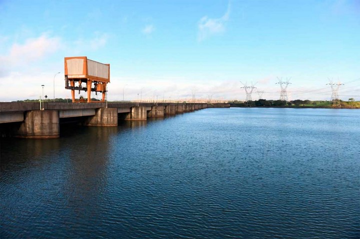 Lee más sobre el artículo Bajante histórica del río Paraná: la represa brasileña Itaipú liberará agua