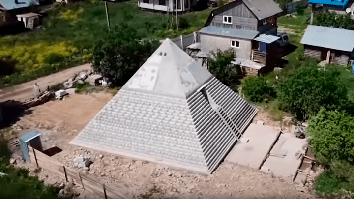Lee más sobre el artículo Construyen una réplica de la pirámide de Giza en el patio de su casa