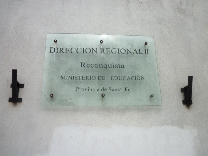 Lee más sobre el artículo Concretan entrega de aportes para refacciones de escuelas de la Región II Reconquista