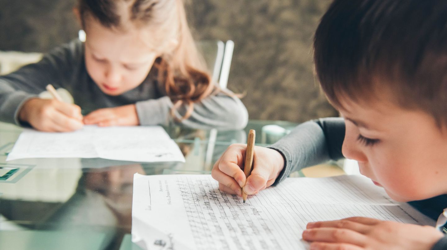Lee más sobre el artículo Por qué es beneficioso escribir a mano para los chicos