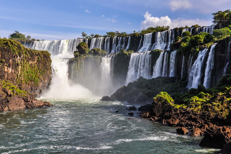 Lee más sobre el artículo Las Cataratas del Iguazú fueron elegidas como la tercera “maravilla incuestionable” del planeta