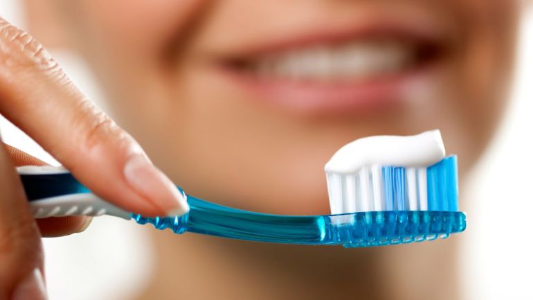 Lee más sobre el artículo Revelan por qué hay que lavarse los dientes antes de tomar café (y nunca después)