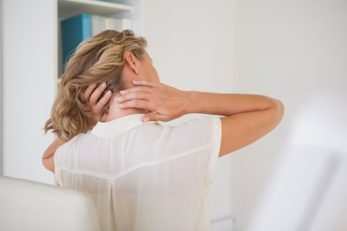 Lee más sobre el artículo Hábitos que generan dolor de cuello y cómo evitarlo