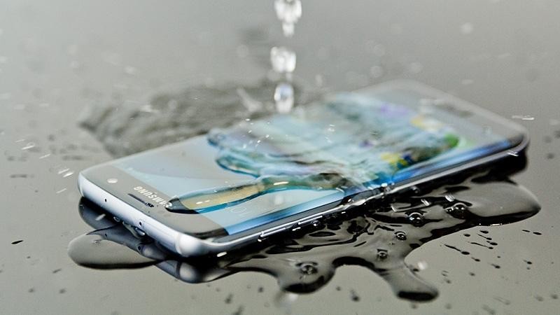 Lee más sobre el artículo Cómo recuperar tu celular si está mojado y no enciende