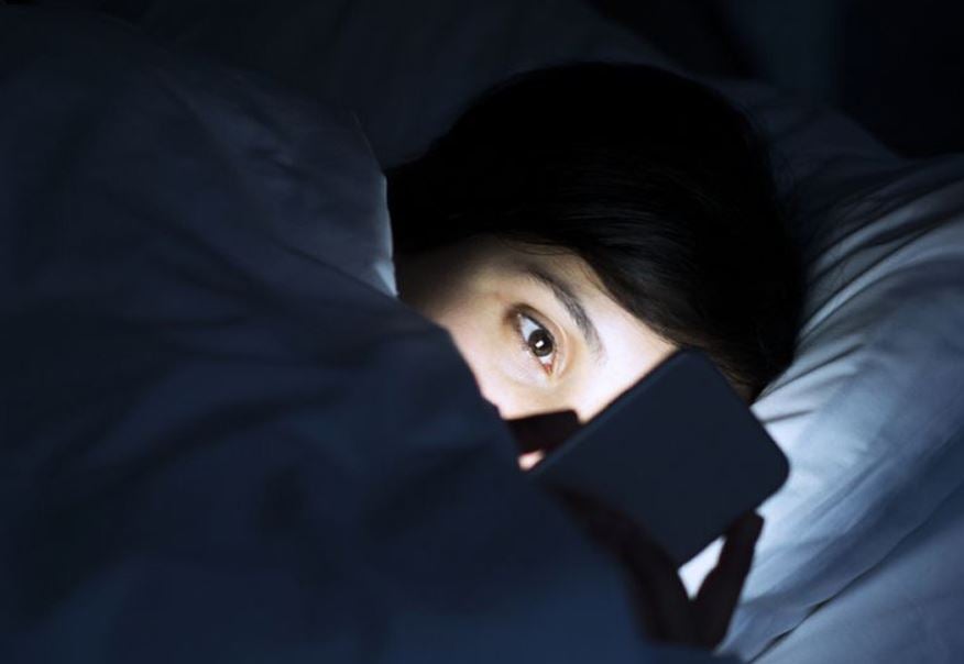 Lee más sobre el artículo El modo oscuro de los celulares ayuda a dormir mejor: ¿mito o realidad?