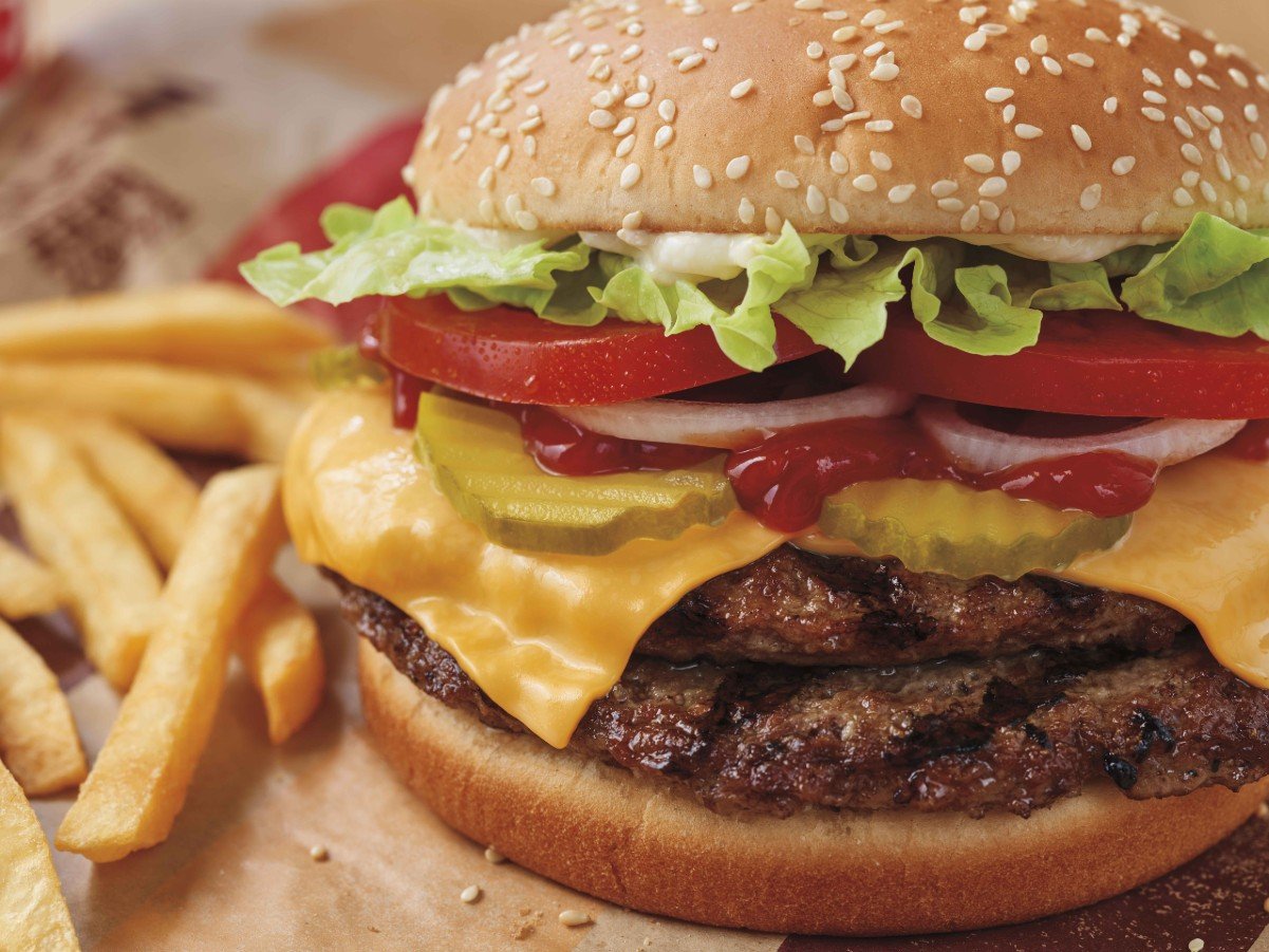 Lee más sobre el artículo Día de la hamburguesa: cuántas calorías tiene si la preparás en tu casa