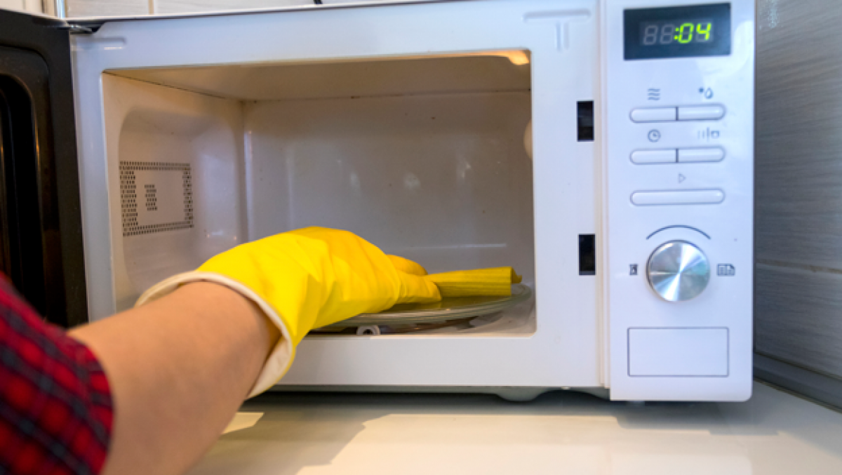 Lee más sobre el artículo Cómo limpiar un microondas sin usar productos químicos