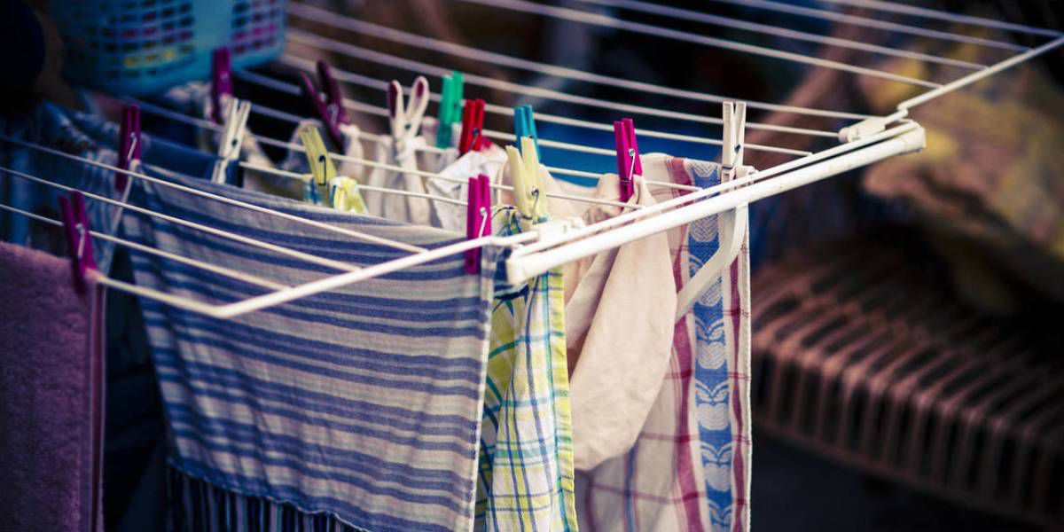 Lee más sobre el artículo Los riesgos de colgar la ropa dentro de casa