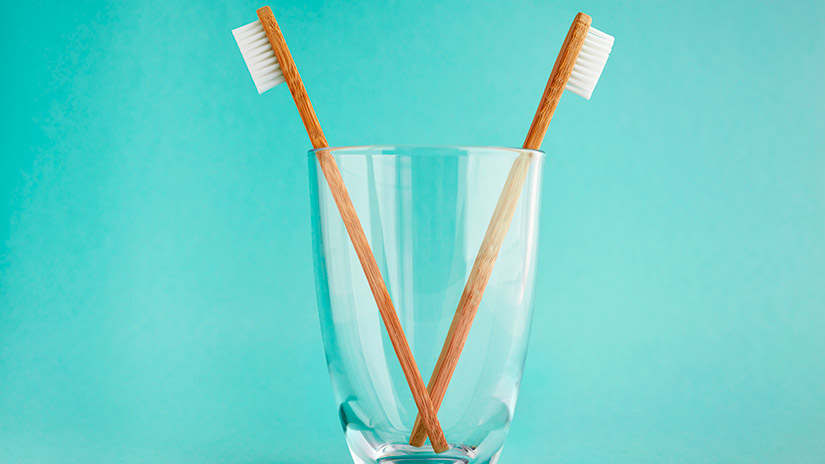 Los motivos para NO limpiar tu cepillo con agua oxigenada
