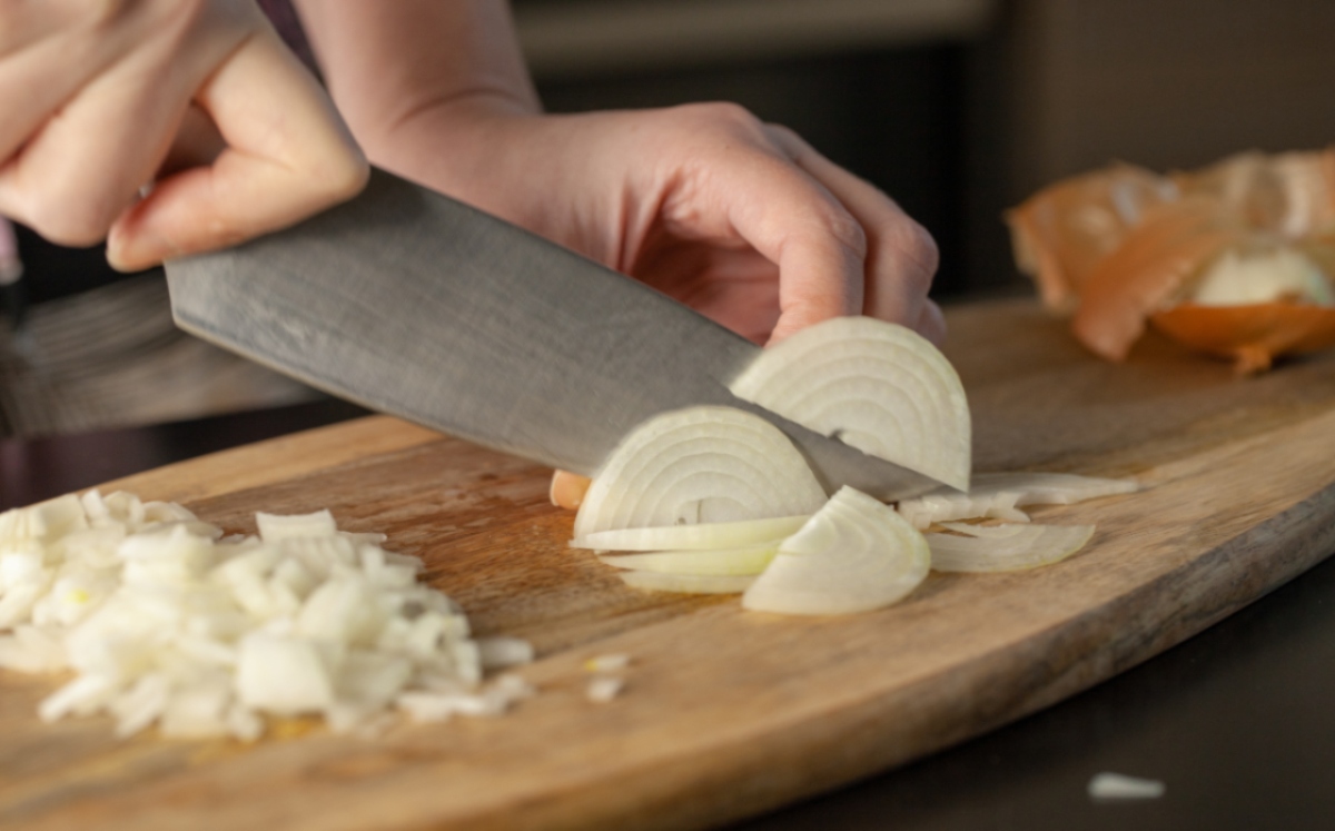 Lee más sobre el artículo Por qué la forma de cortar la cebolla puede cambiar su sabor