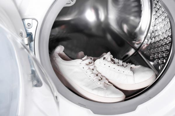 Lee más sobre el artículo Cómo lavar las zapatillas en el lavarropas sin dañarlas
