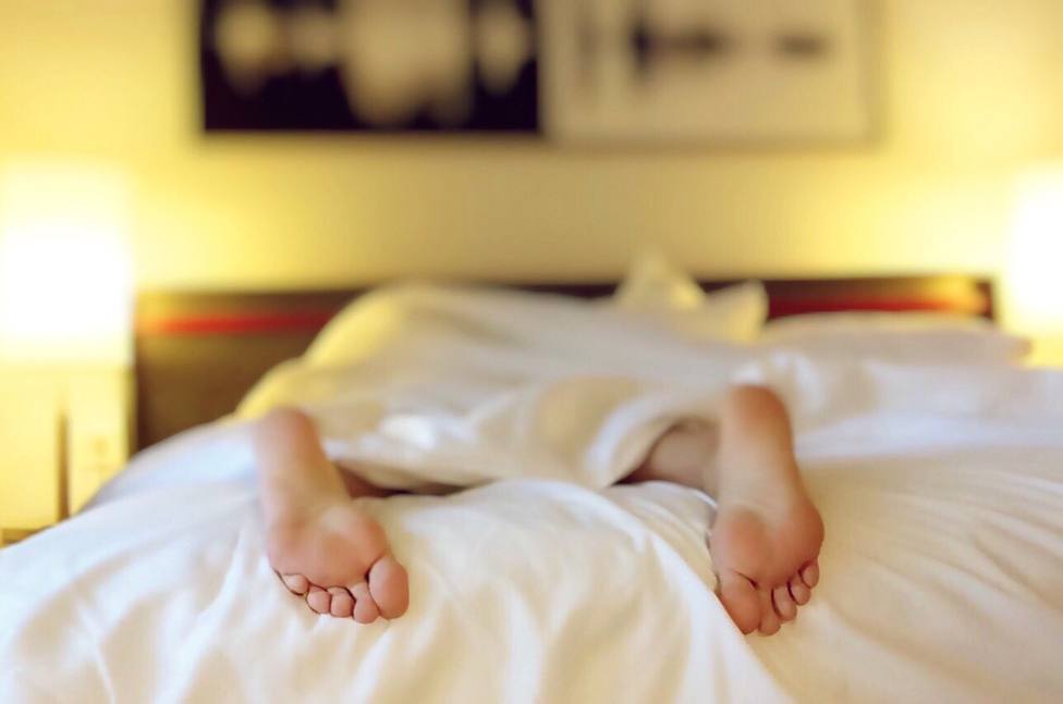 Lee más sobre el artículo Por qué algunas personas sacan el pie fuera de la cama y cómo dormir bien