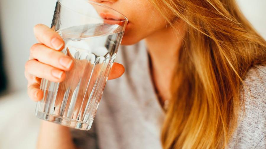 Lee más sobre el artículo Tomar agua reduce el riesgo de sufrir insuficiencia cardíaca, según un estudio