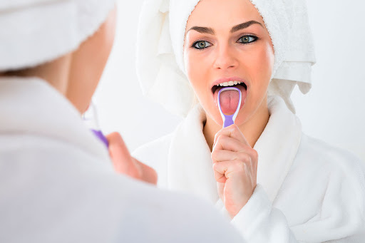 Lee más sobre el artículo Por qué es importante lavarse la lengua y cómo hacerlo correctamente
