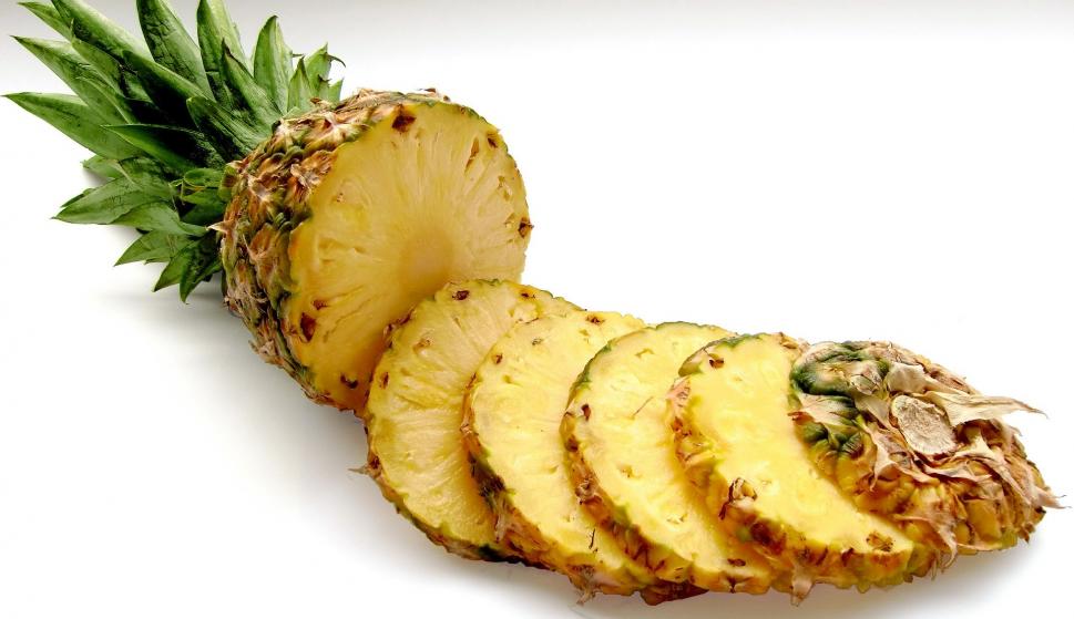 Lee más sobre el artículo Los beneficios para tu salud de comer ananá en la noche