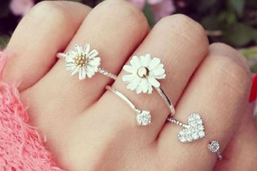 Lee más sobre el artículo Cuál es el significado oculto de llevar anillos en cada dedo de la mano