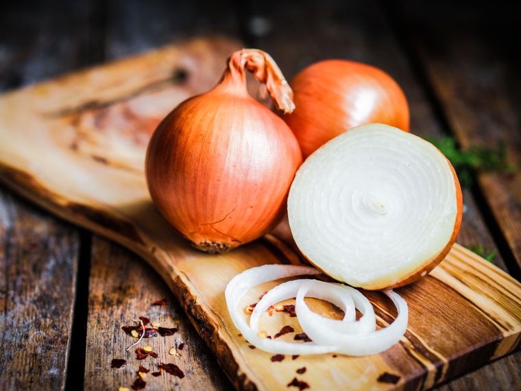 Lee más sobre el artículo Los beneficios de la cebolla y cómo usarla en las comidas