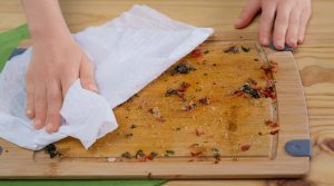 Lee más sobre el artículo Por qué hay que limpiar las tablas de cocina con agua oxigenada
