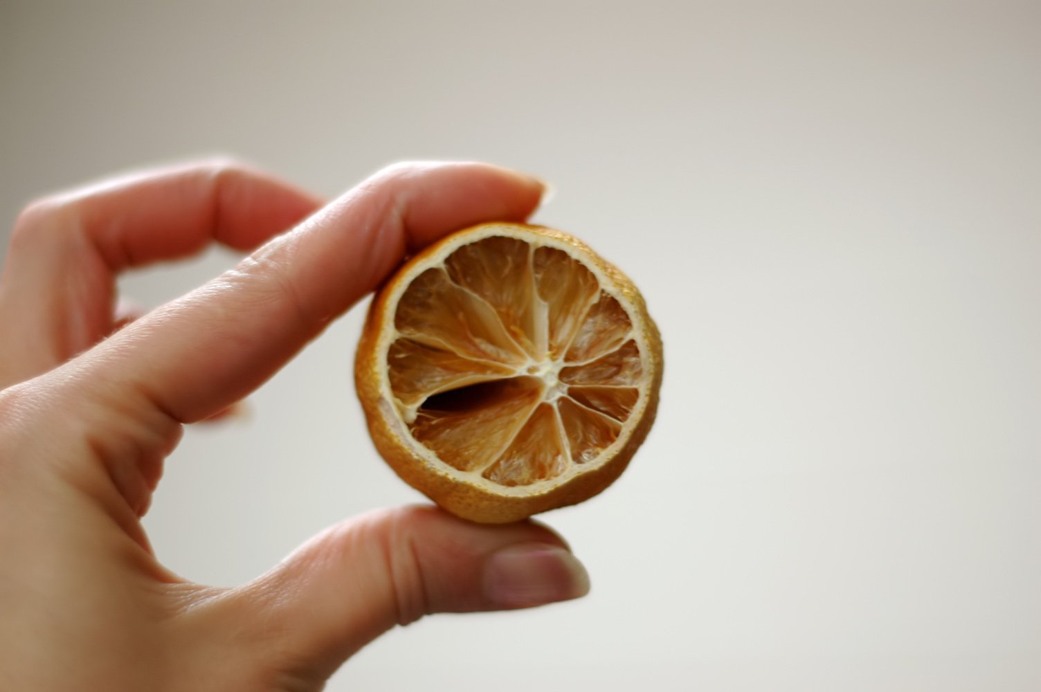 Lee más sobre el artículo Por qué no hay que tirar las mitades de limón aunque estén secas
