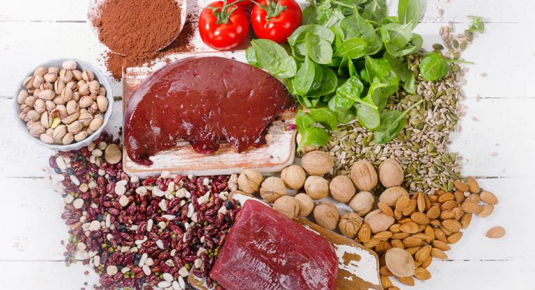 Lee más sobre el artículo 5 alimentos ricos en hierro para combatir la anemia