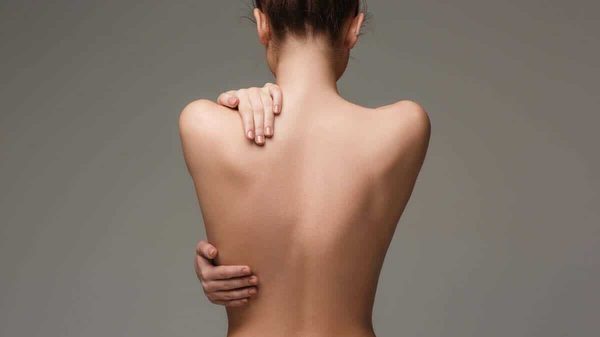 Lee más sobre el artículo 5 consejos para perder grasa de la espalda de forma saludable