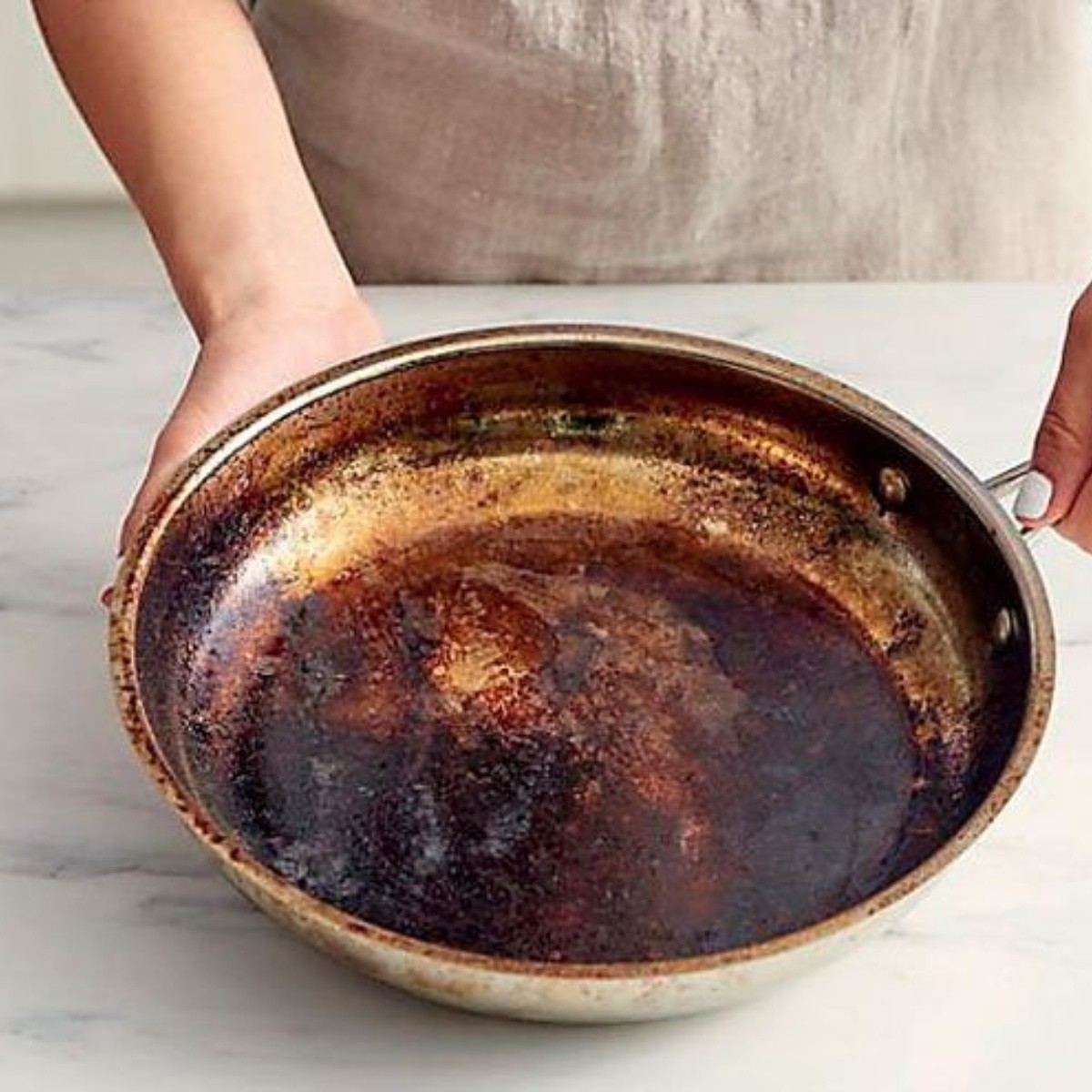 Lee más sobre el artículo Los 5 trucos caseros para limpiar una sartén quemada y que quede como nueva